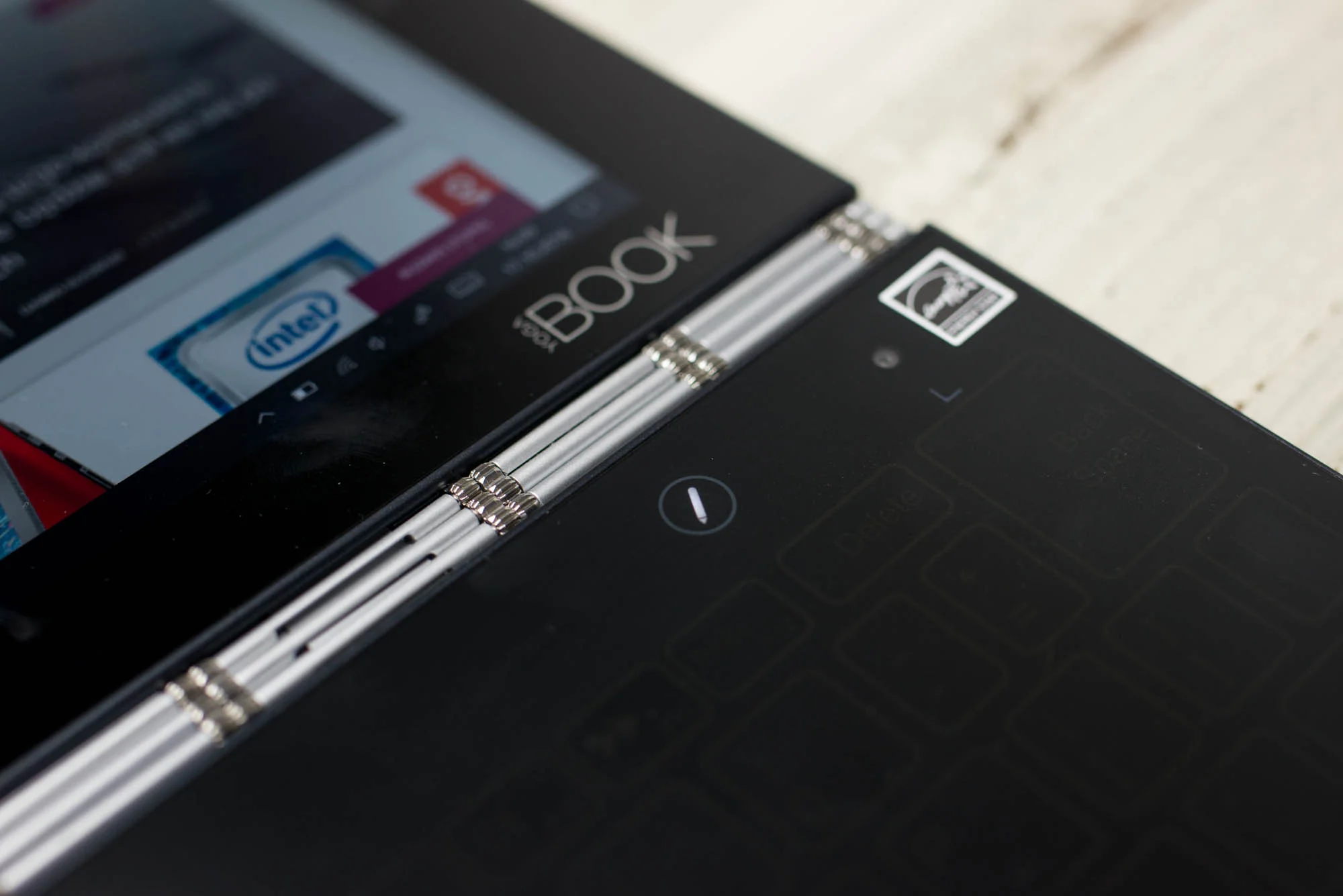 lenovo-yoga-book-8 class="wp-image-522186"
