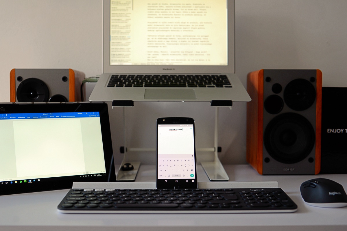 Logitech K780 to bardzo uniwersalna klawiatura. class="wp-image-525367" 
