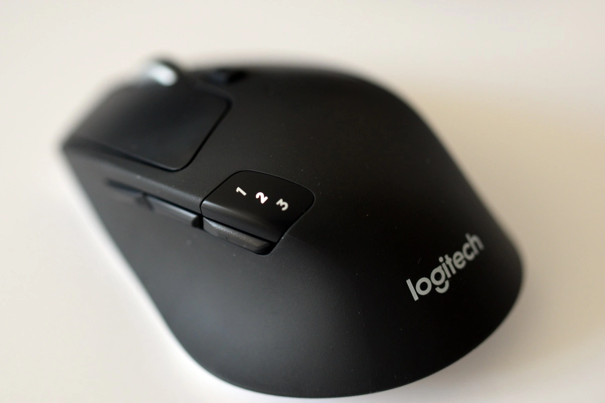 Logitech M720 Triathlon to mysz nie warta swojej ceny. class="wp-image-525374" 