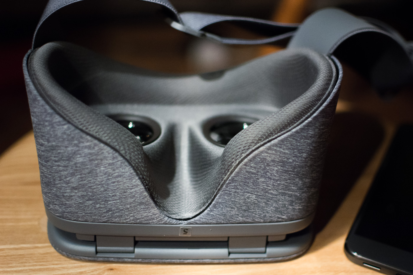 daydream-view-vr-3-of-7 class="wp-image-520118" 