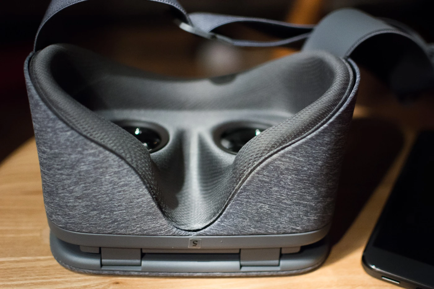 daydream-view-vr-3-of-7 class="wp-image-520118"