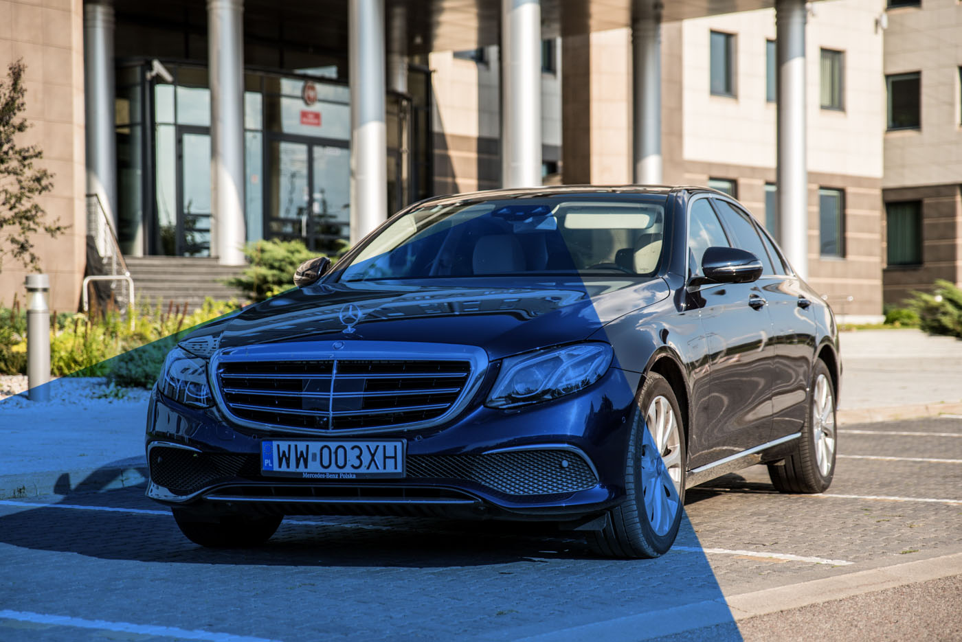 mercedes-benz-e220-17 class="wp-image-523105" 