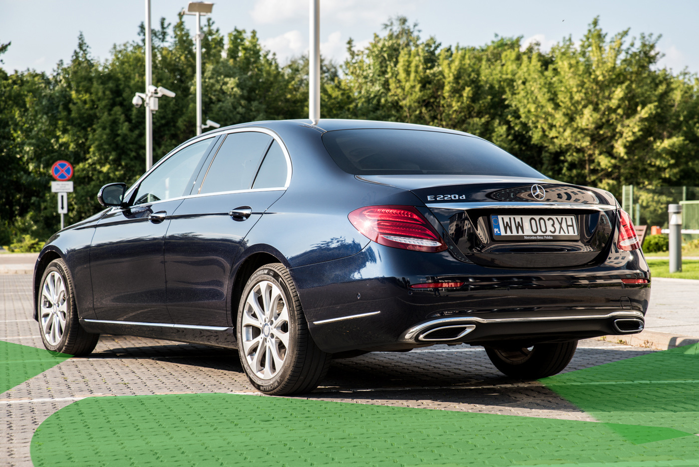 mercedes-benz-e220-22 class="wp-image-523131" 