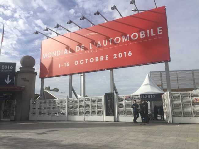 paris-moto-show-wejscie class="wp-image-519440" 