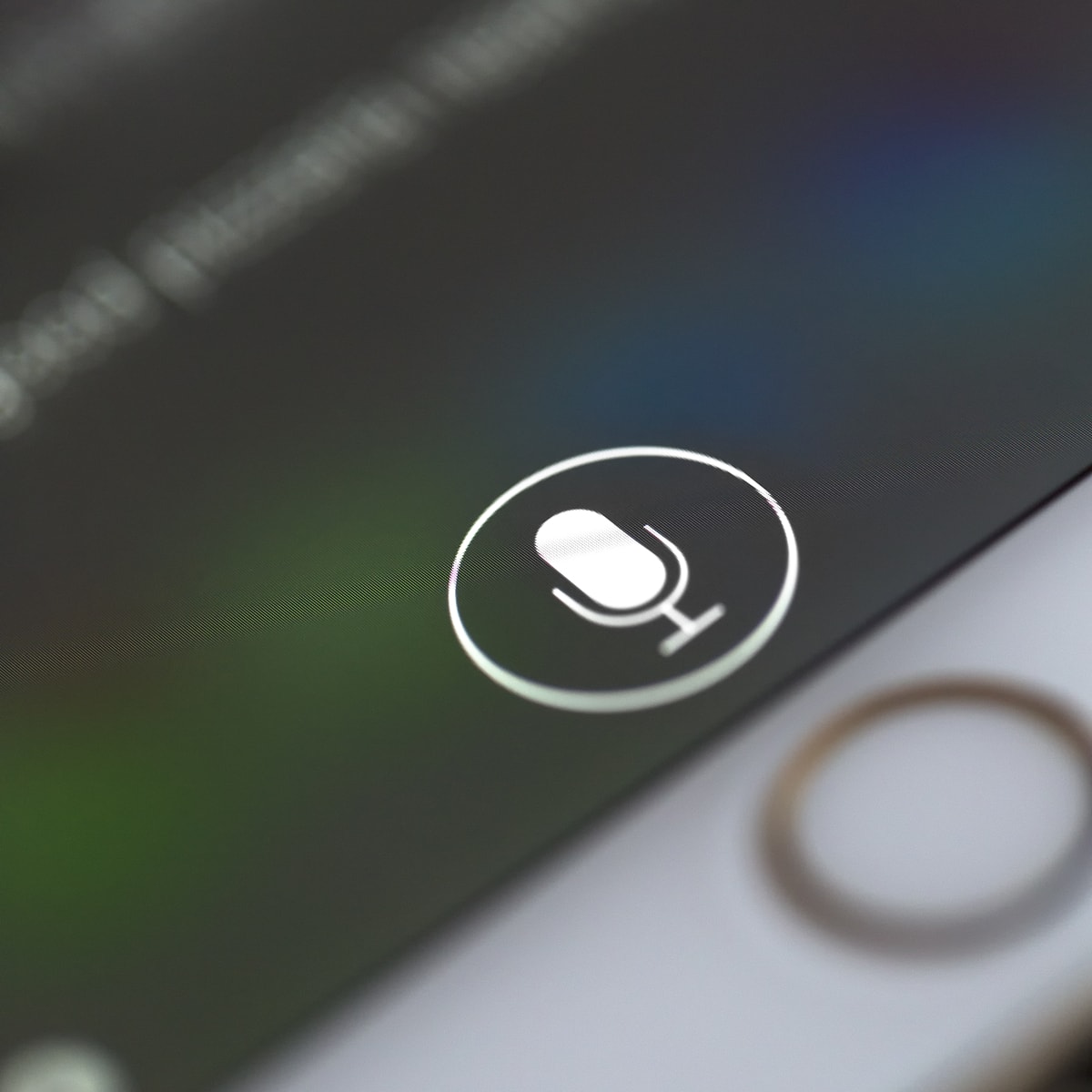 Siri: wirtualna asystentka głosowa.