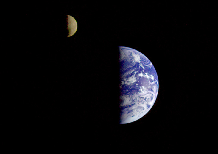 Ziemia i Księżyc widziana z pokładu sondy Galileo class="wp-image-527973"
