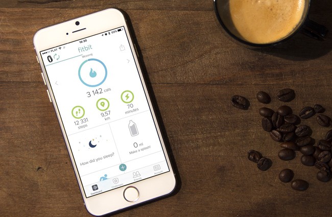 fitbit class="wp-image-528446" 