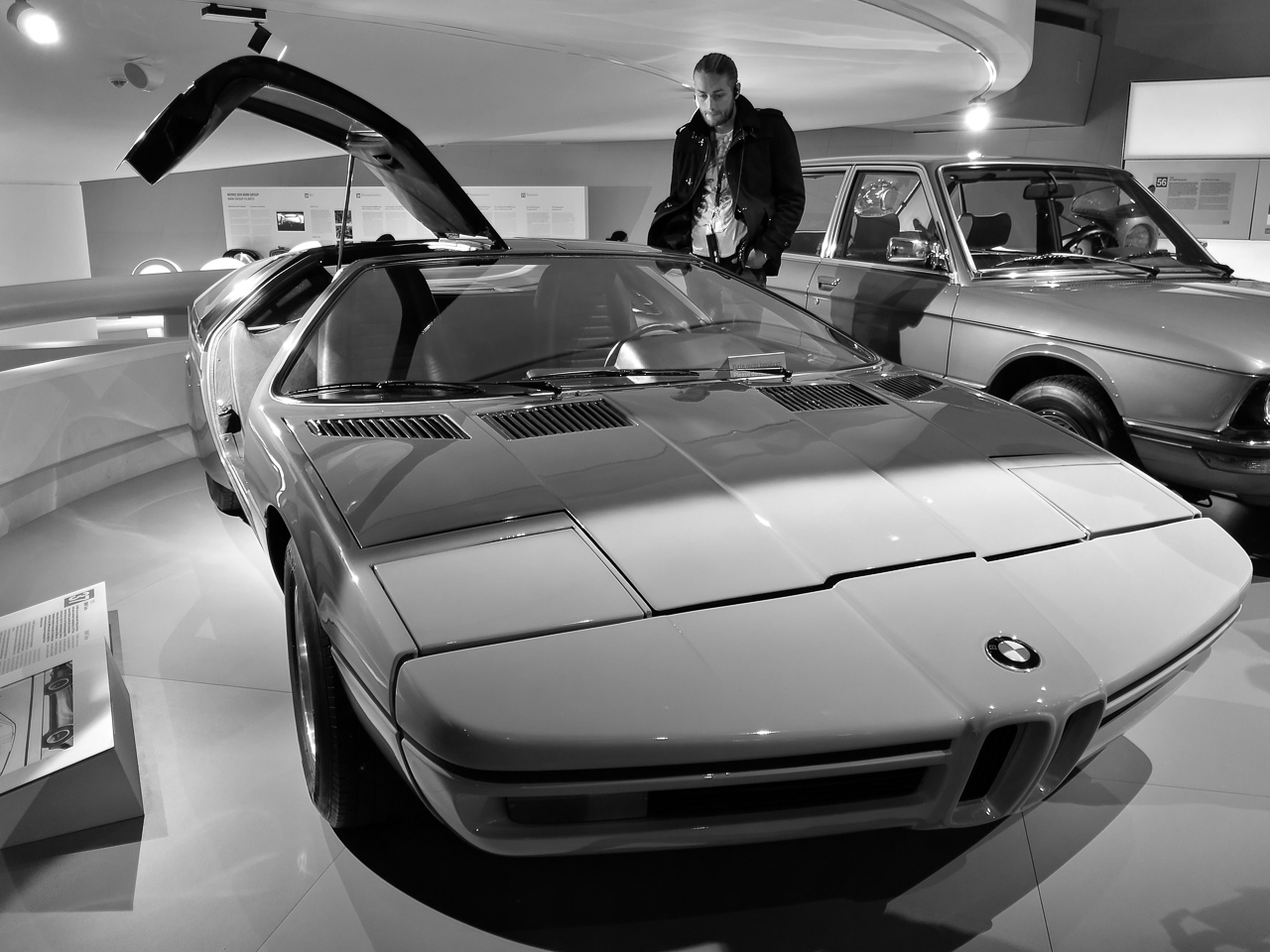 Huawei Mate 9, tryb czarno-biały w muzeum BMW w Monachium class="wp-image-526781" 