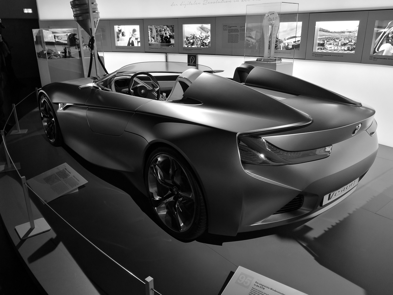 Huawei Mate 9, tryb czarno-biały w muzeum BMW w Monachium class="wp-image-526783" 