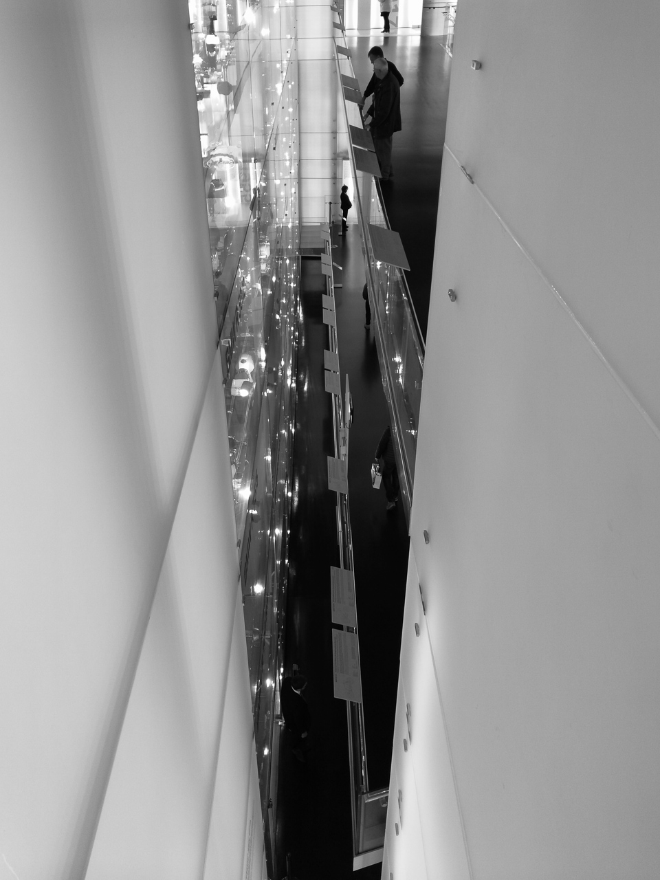 Huawei Mate 9, tryb czarno-biały w muzeum BMW w Monachium class="wp-image-526787" 