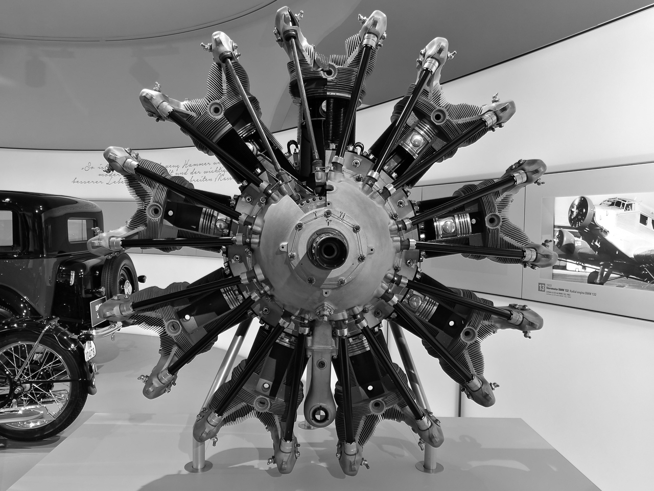 Huawei Mate 9, tryb czarno-biały w muzeum BMW w Monachium class="wp-image-526775" 