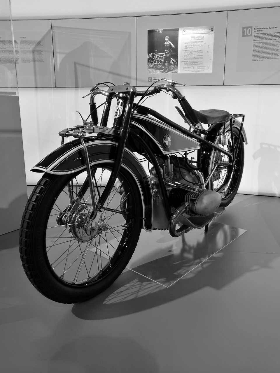 Huawei Mate 9, tryb czarno-biały w muzeum BMW w Monachium class="wp-image-526776" 