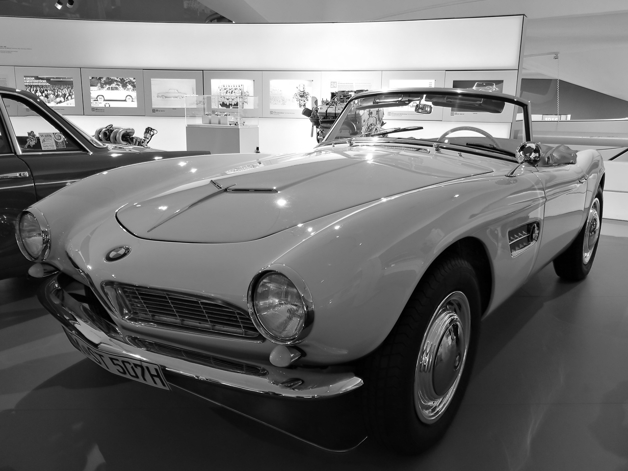 Huawei Mate 9, tryb czarno-biały w muzeum BMW w Monachium class="wp-image-526779" 