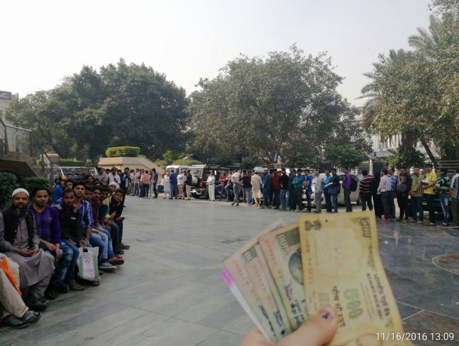 Kolejka do banku w Delhi, autor Marcin Szczurski 