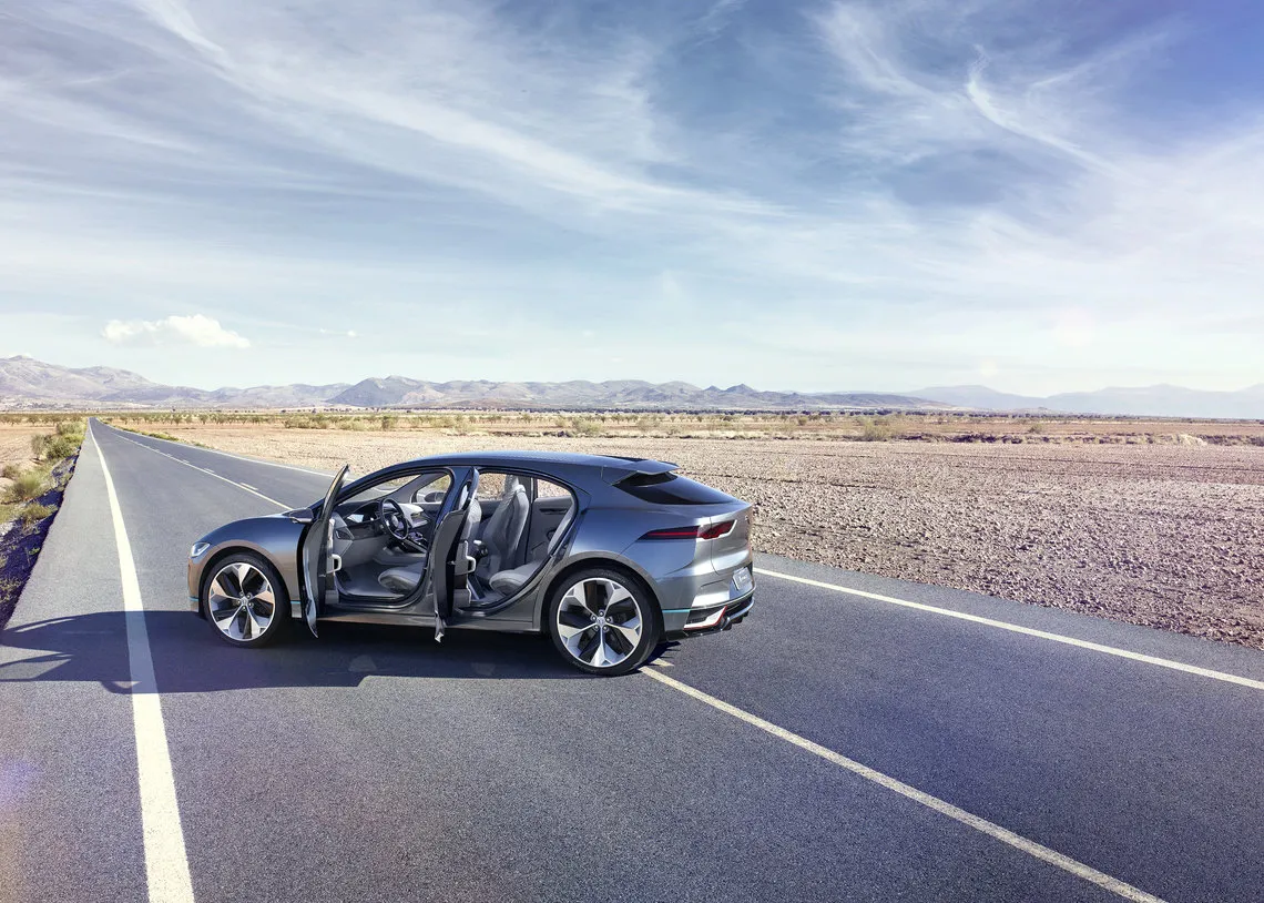 jaguar-i-pace-2 class="wp-image-528622" 