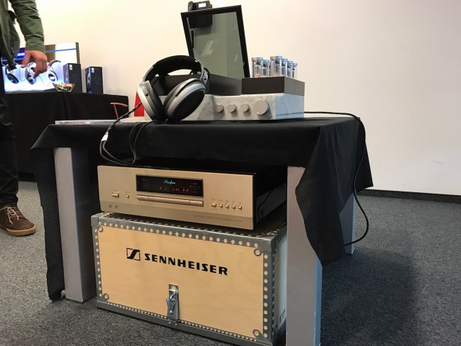 https://ocs-pl.oktawave.com/v1/AUTH_2887234e-384a-4873-8bc5-405211db13a2/spidersweb/2016/11/sennheiser-orpheus-he-1-audio-video-show-10-650x488.jpg