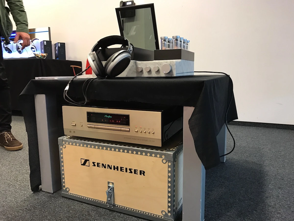 https://ocs-pl.oktawave.com/v1/AUTH_2887234e-384a-4873-8bc5-405211db13a2/spidersweb/2016/11/sennheiser-orpheus-he-1-audio-video-show-10.jpg