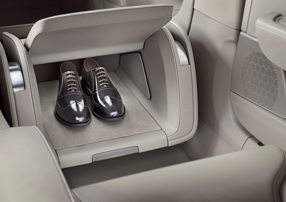Volvo S90 Excellence interior lounge console class="wp-image-525644" 