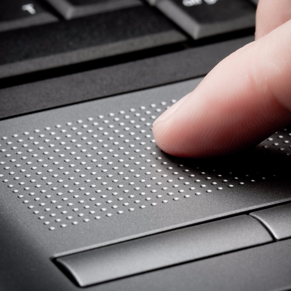 System Windows 10 wprowadził zaawansowaną obsługę gestów wykonywanych na gładziku. Te, wykonywane trzema palcami, mogą znacząco usprawnić pracę. 