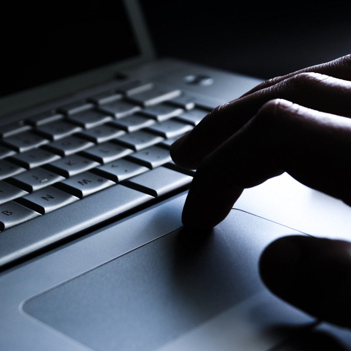 Obsługa komputera z systemem Windows 10 może być wygodna również bez myszki. Warto się jednak nauczyć kilku podstawowych gestów na touchpadzie. 
