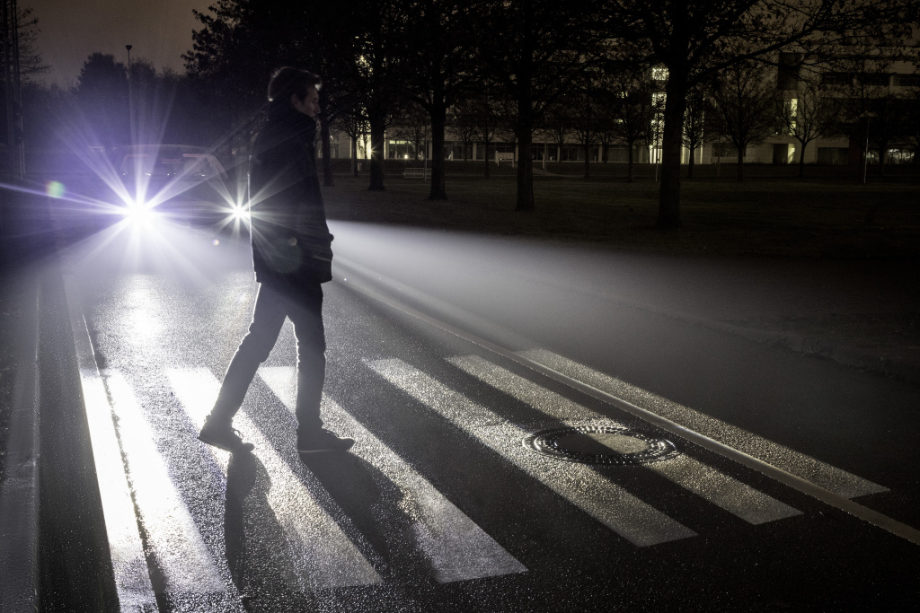 DIGITAL LIGHT: Mit der neuen HD-Scheinwerfergeneration von Mercedes-Benz lassen sich hochauflösende Projektionen auf die Straße projizieren. So kann das Fahrzeug andere Verkehrsteilnehmer warnen und mit ihnen kommunizieren.Erkennt das System Fußgänger am Straßenrand, kann das Auto beispielsweise einen Zebrastreifen als Signal zur sicheren Überquerung auf die Straße beamen. ; DIGITAL LIGHT: The new generation of HD headlamps from Mercedes-Benz can project high-resolution images onto the road surface. Consequently, the vehicle can warn other road users and communicate with them. For instance, if the vehicle identifies pedestrians at the side of the road, the vehicle can project a zebra crossing onto the road surface as a signal to safely cross the road. ; class="wp-image-532016" 