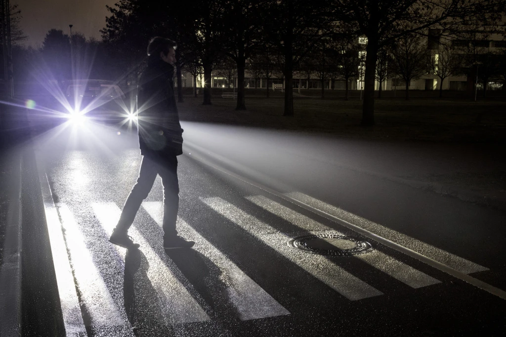 DIGITAL LIGHT: Mit der neuen HD-Scheinwerfergeneration von Mercedes-Benz lassen sich hochauflösende Projektionen auf die Straße projizieren. So kann das Fahrzeug andere Verkehrsteilnehmer warnen und mit ihnen kommunizieren.Erkennt das System Fußgänger am Straßenrand, kann das Auto beispielsweise einen Zebrastreifen als Signal zur sicheren Überquerung auf die Straße beamen. ; DIGITAL LIGHT: The new generation of HD headlamps from Mercedes-Benz can project high-resolution images onto the road surface. Consequently, the vehicle can warn other road users and communicate with them. For instance, if the vehicle identifies pedestrians at the side of the road, the vehicle can project a zebra crossing onto the road surface as a signal to safely cross the road. ; class="wp-image-532016"