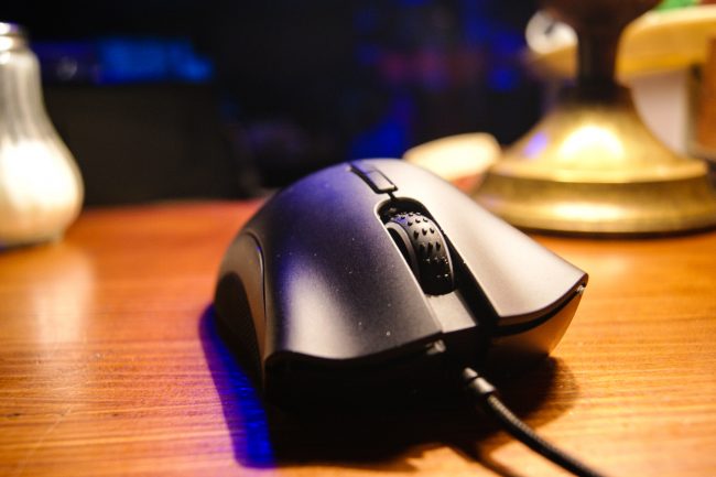 razer-deathadder-elite-8 class="wp-image-532803" 