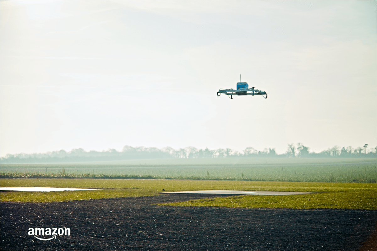 Zdjęcie dnia: Amazon dostarcza pierwszą przesyłkę dronem class="wp-image-534332"