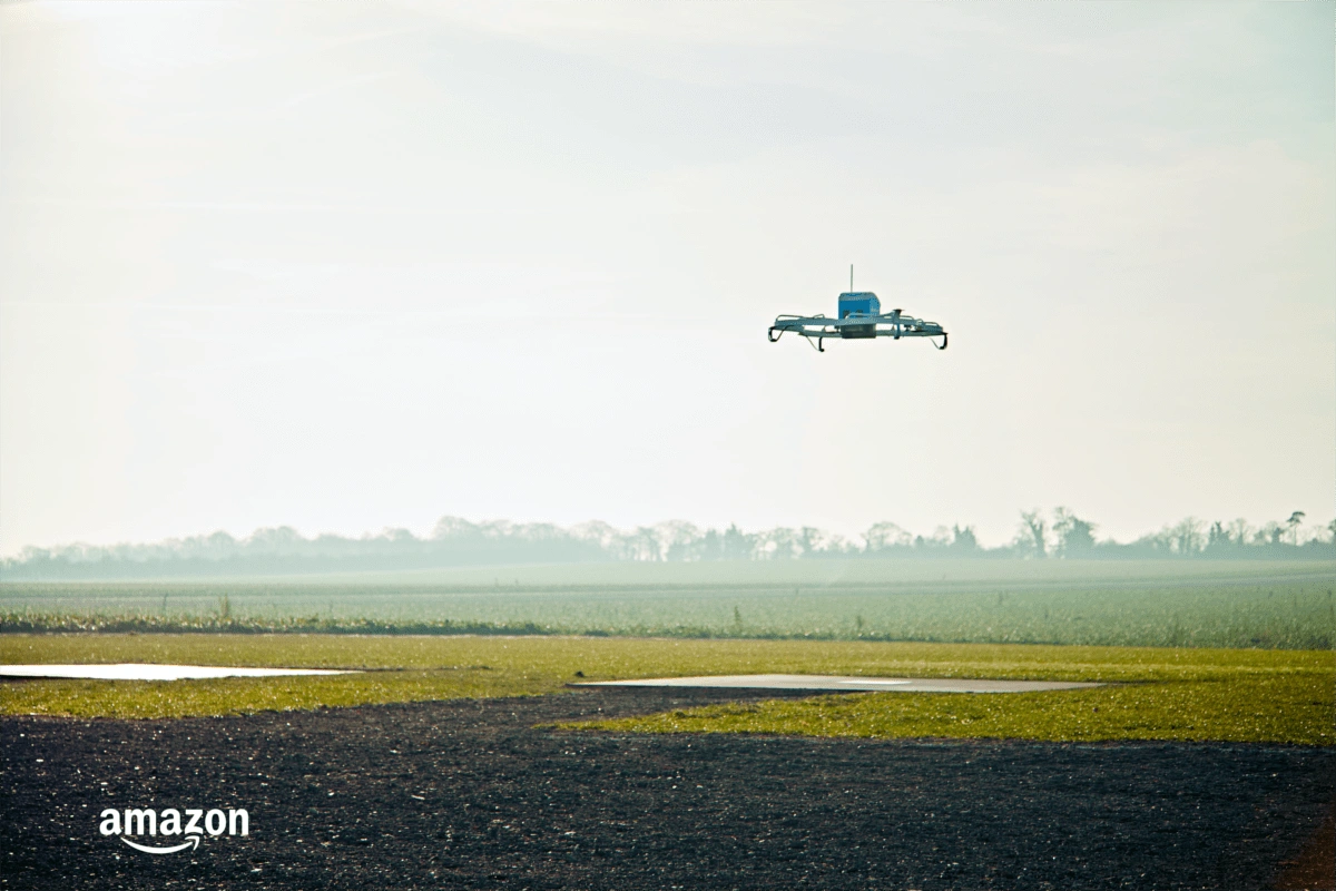 Zdjęcie dnia: Amazon dostarcza pierwszą przesyłkę dronem class="wp-image-534332" 