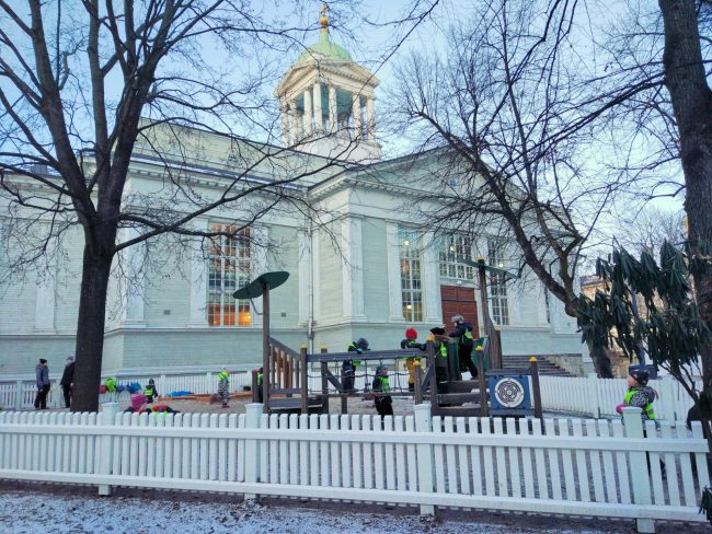 Helsinki - dzieci bawią się pod okiem nauczyciela nawet przy minusowych temperaturach. class="wp-image-532220" 