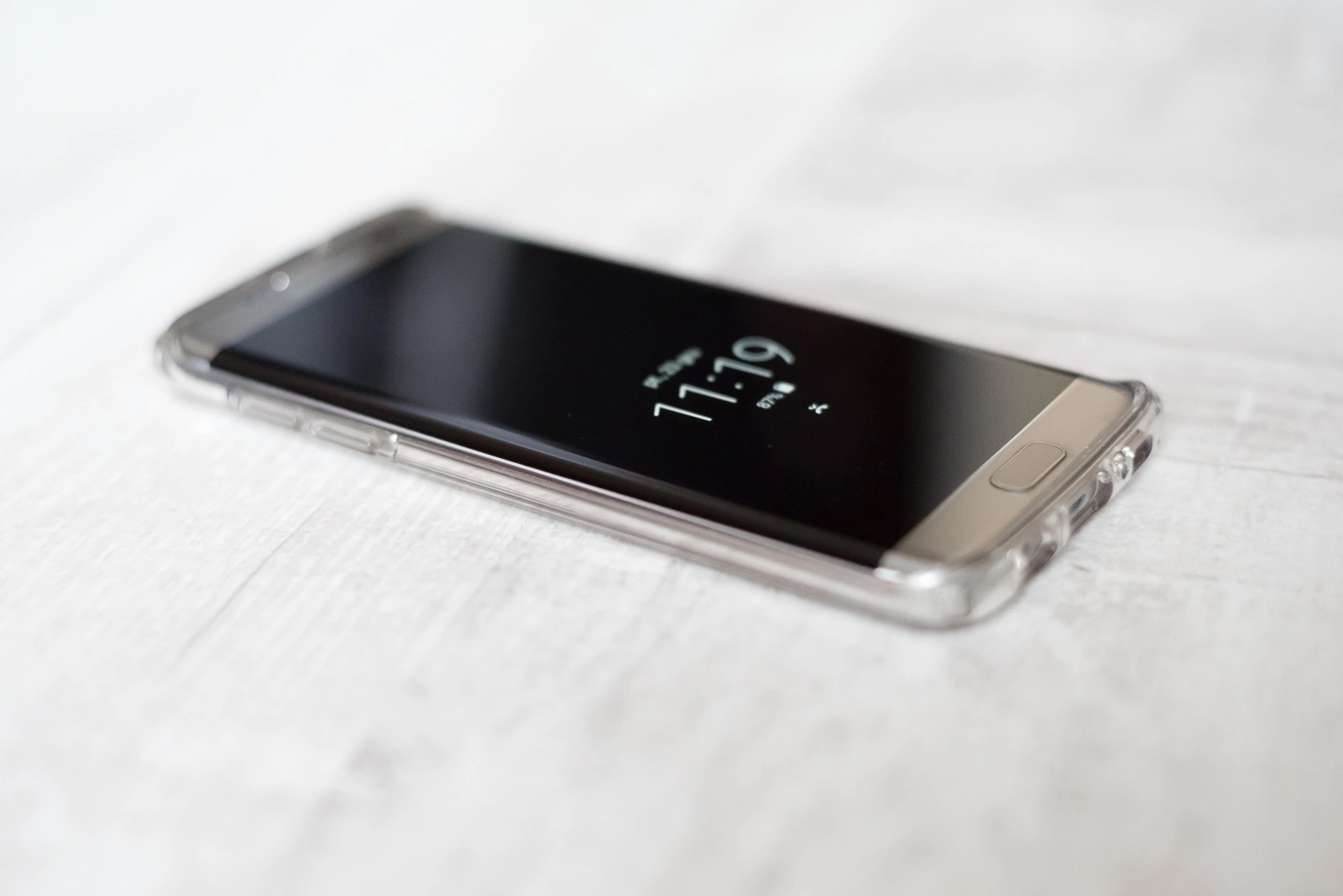 galaxy-s7-edge-krawedzie-3 class="wp-image-535857"