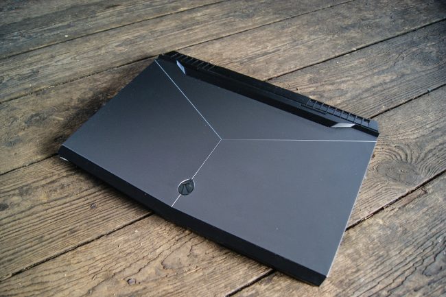 new-alienware-17-2016-1 class="wp-image-538608" 