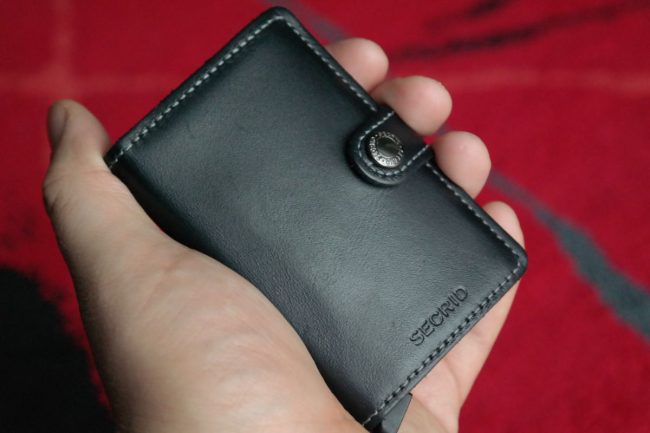 Secrid Miniwallet w dłoni. 