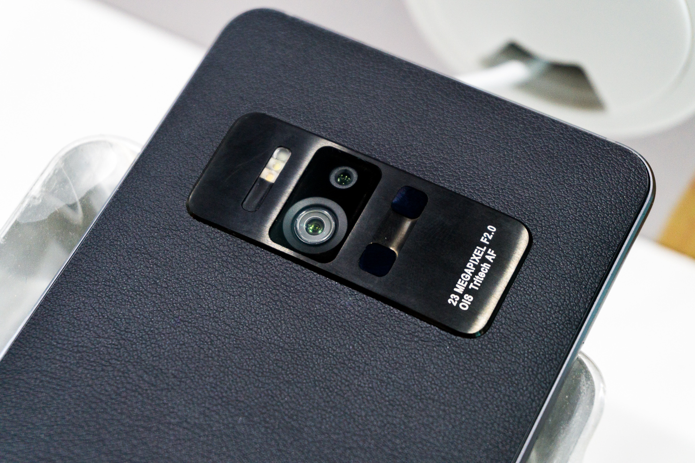 Asus ZenFone 3 Zoom i ZenFone AR na targach CES 2017 class="wp-image-538404" 