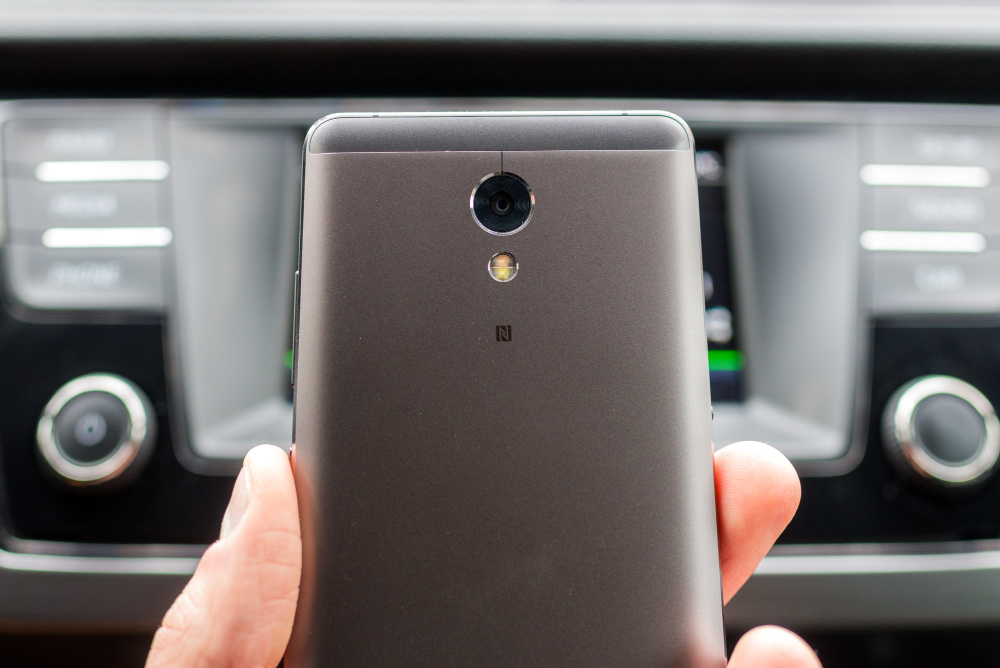 Lenovo P2 - każdy smartfon powinien mieć taki akumulator