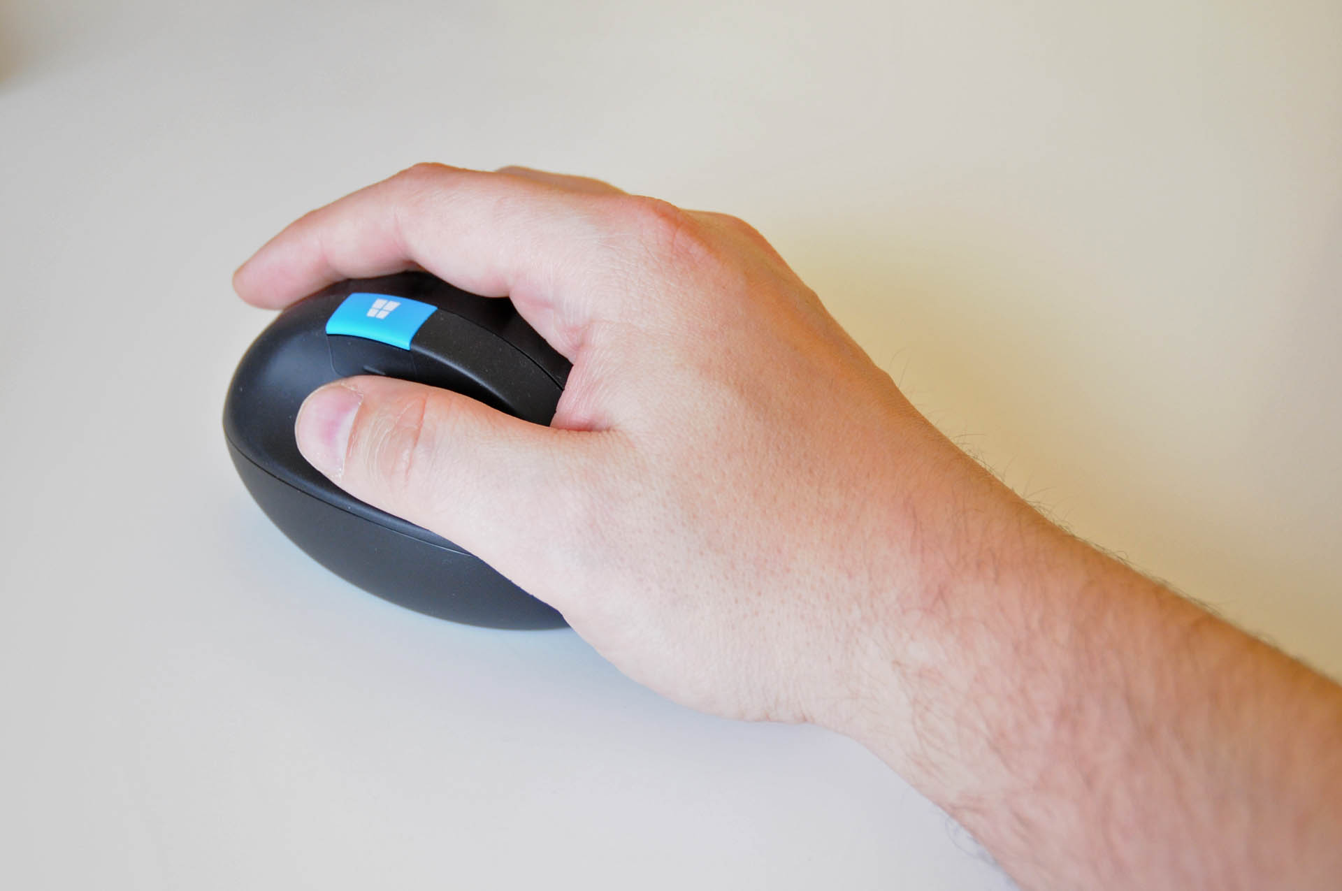 Microsoft Sculpt Ergonomic Mouse class="wp-image-548223" 