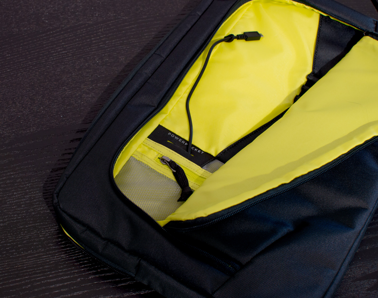 Thule-Subterra-Carry-On-40L-1-4 class="wp-image-549498" 
