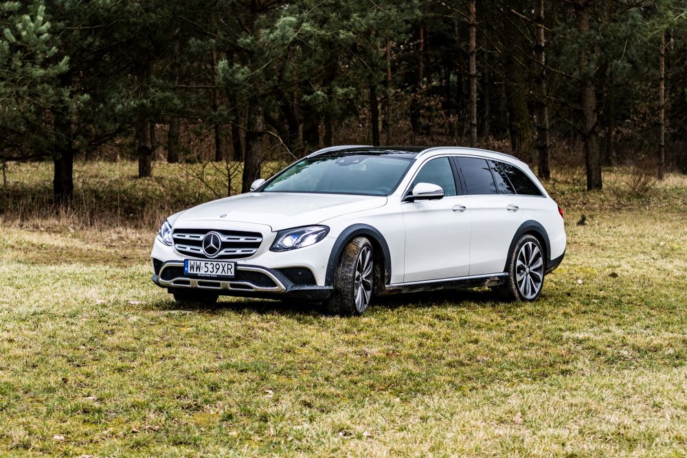 https://ocs-pl.oktawave.com/v1/AUTH_2887234e-384a-4873-8bc5-405211db13a2/spidersweb/2017/03/mercedes-klasy-e-all-terrain-47-1000x667.jpg