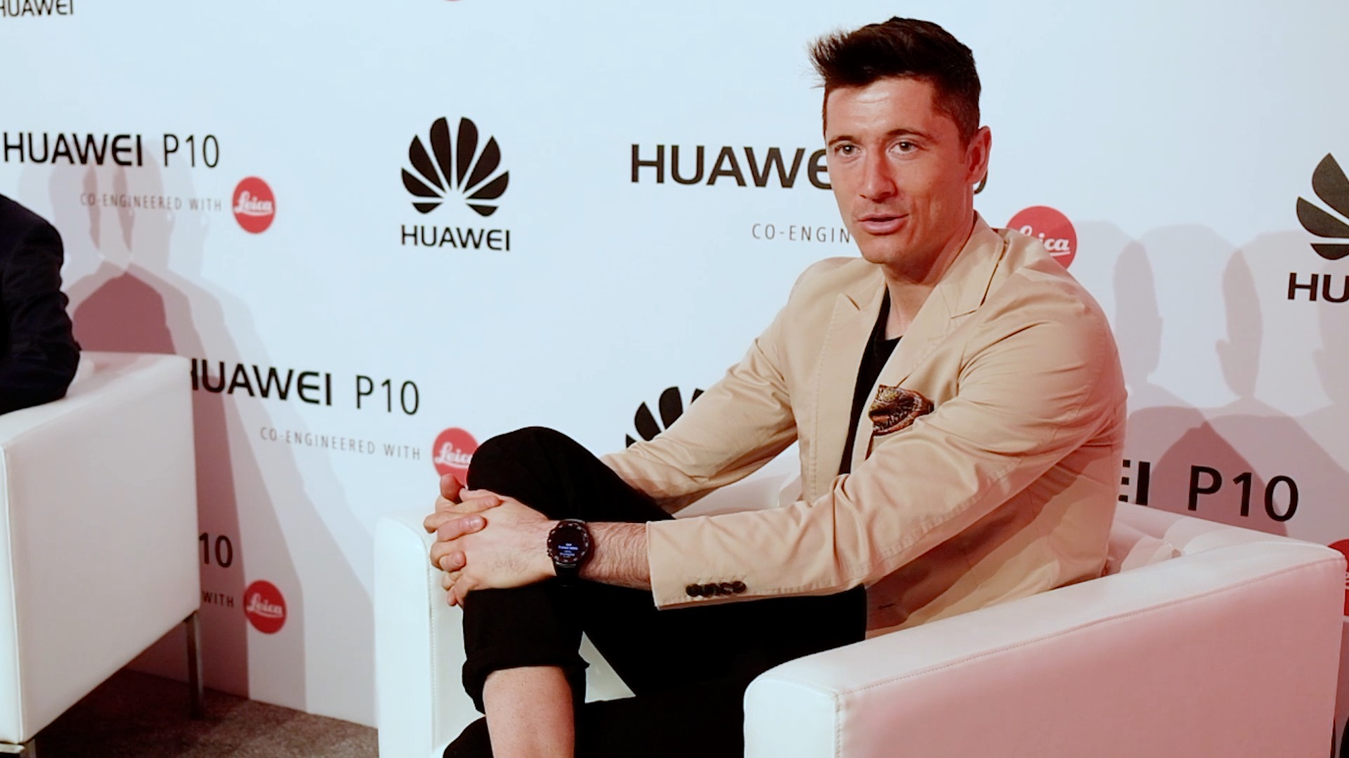 Do czego używa Huawei P10 Robert Lewandowski?