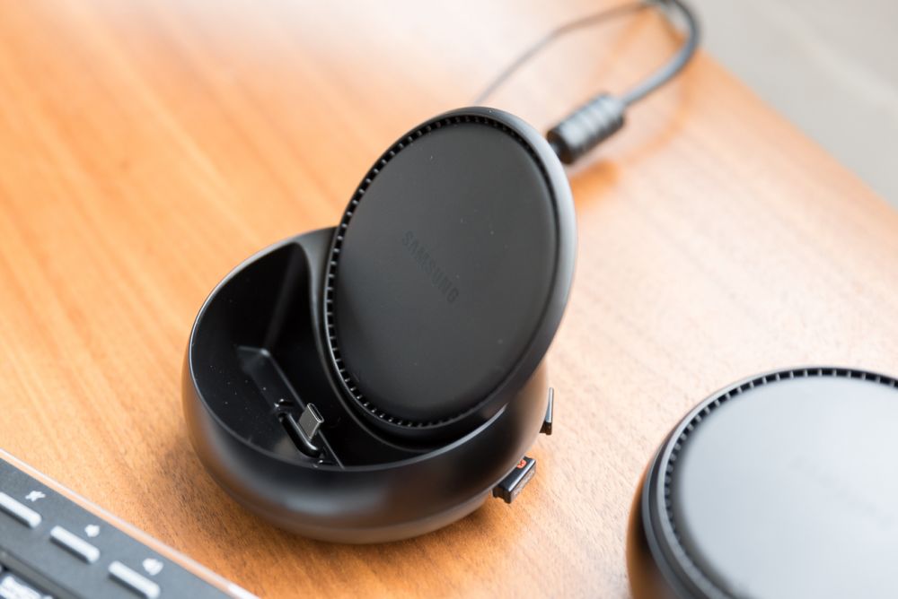 Samsung DeX - stacja dokująca do Samsunga Galaxy S8. class="wp-image-553624" 