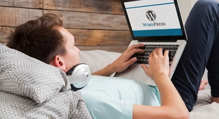 WordPress jako domyślna platforma dla dużego serwisu to nie bug, tylko feature