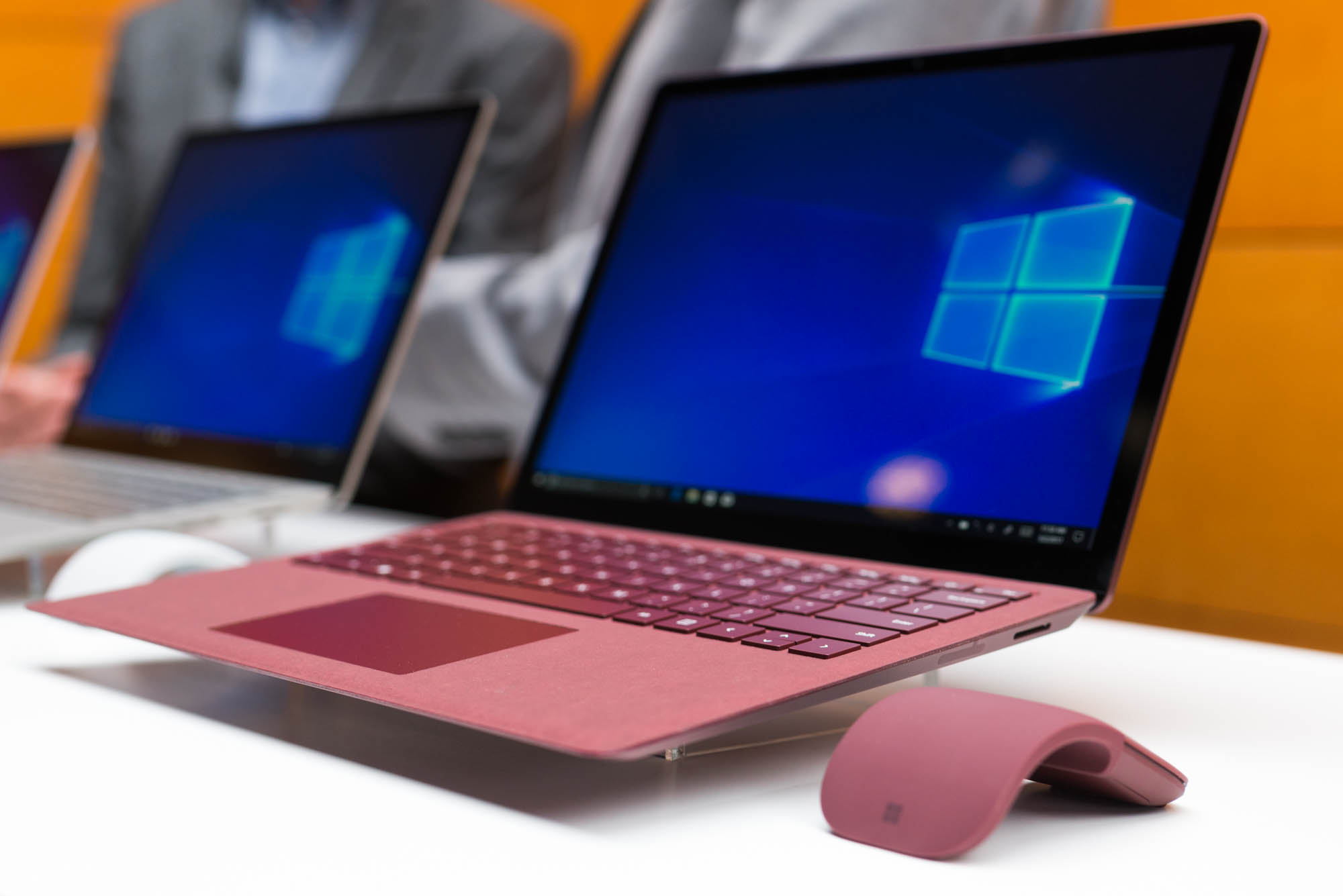 Reklamy Windows 10 Pro szkodzą premierze Windows 10 S