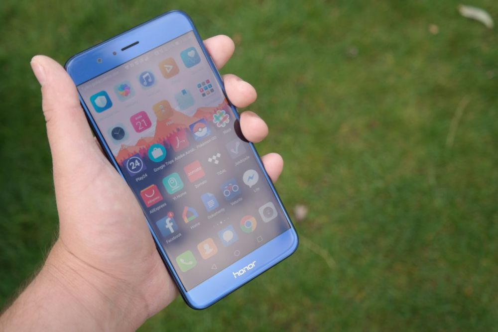 Wyświetlacz Honor 8 Pro zapewnia odpowiednią widoczność nawet w słoneczny dzień. class="wp-image-572841" 