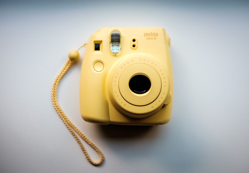 Żółty FujiFilm Instax Mini 8 - czyż nie wygląda jak cukierek?