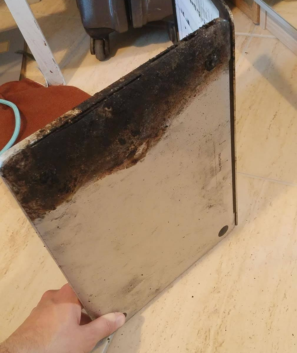 MacBooka Pro w płonącym samochodzie. Komputer przetrwał, samochód nie class="wp-image-571037" 