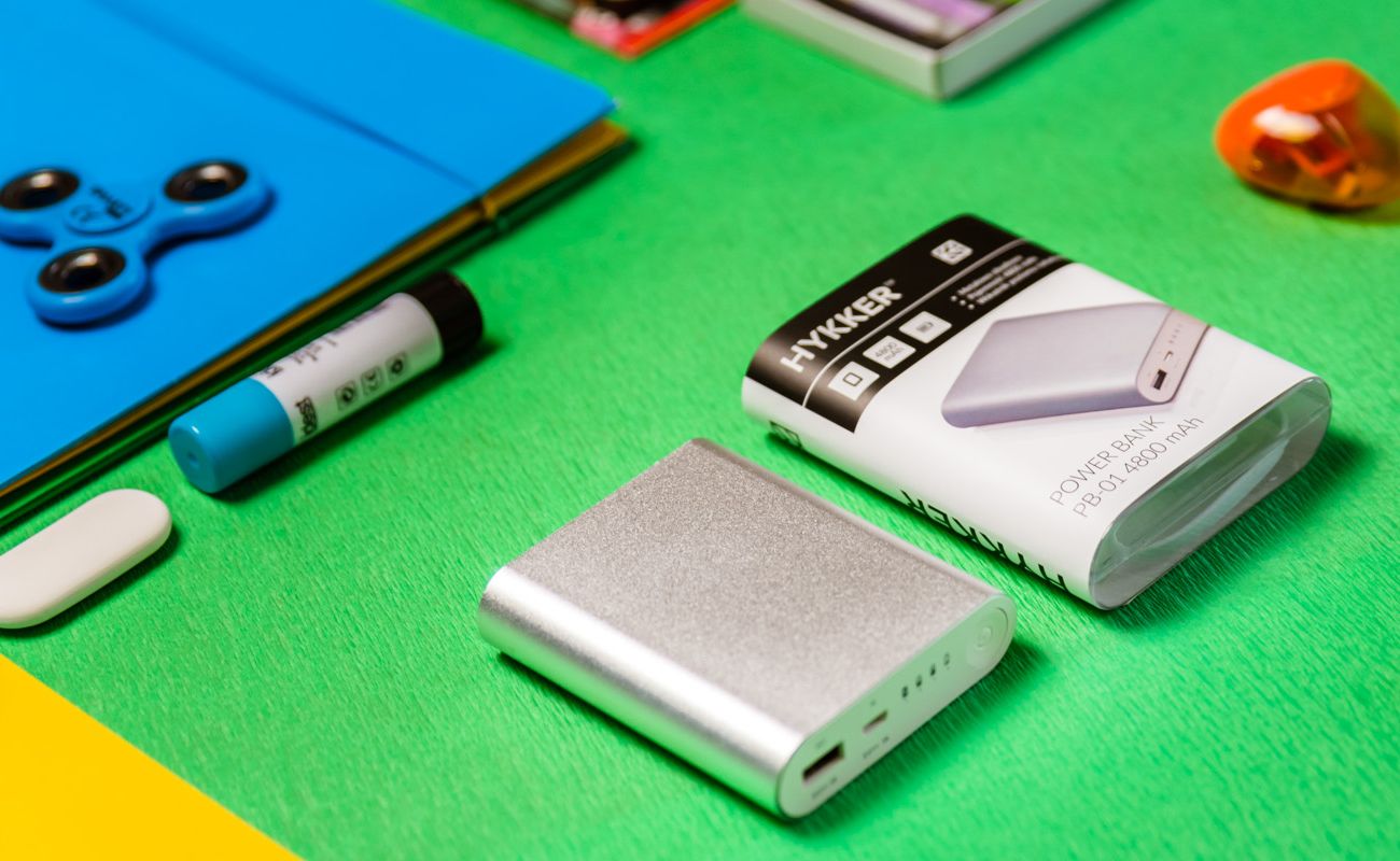 Śmiesznie tani powerbank trafia do Biedronki. Czy warto go kupić?