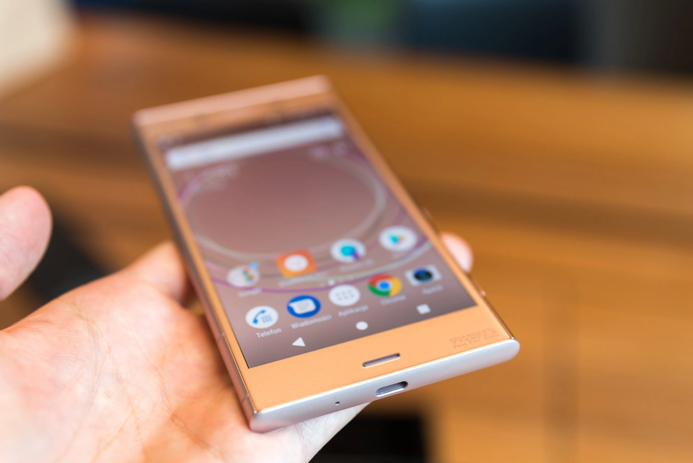 Sony zaprezentowało właśnie swój najnowszy telefon z najwyższej póki cenowej, jakościowej i wydajnościowej. Sony Xperia XZ1 na pierwszy rzut oka wydaje się naprawdę dobrym urządzeniem, którego kupno warto poważnie rozważyć. class="wp-image-587729"