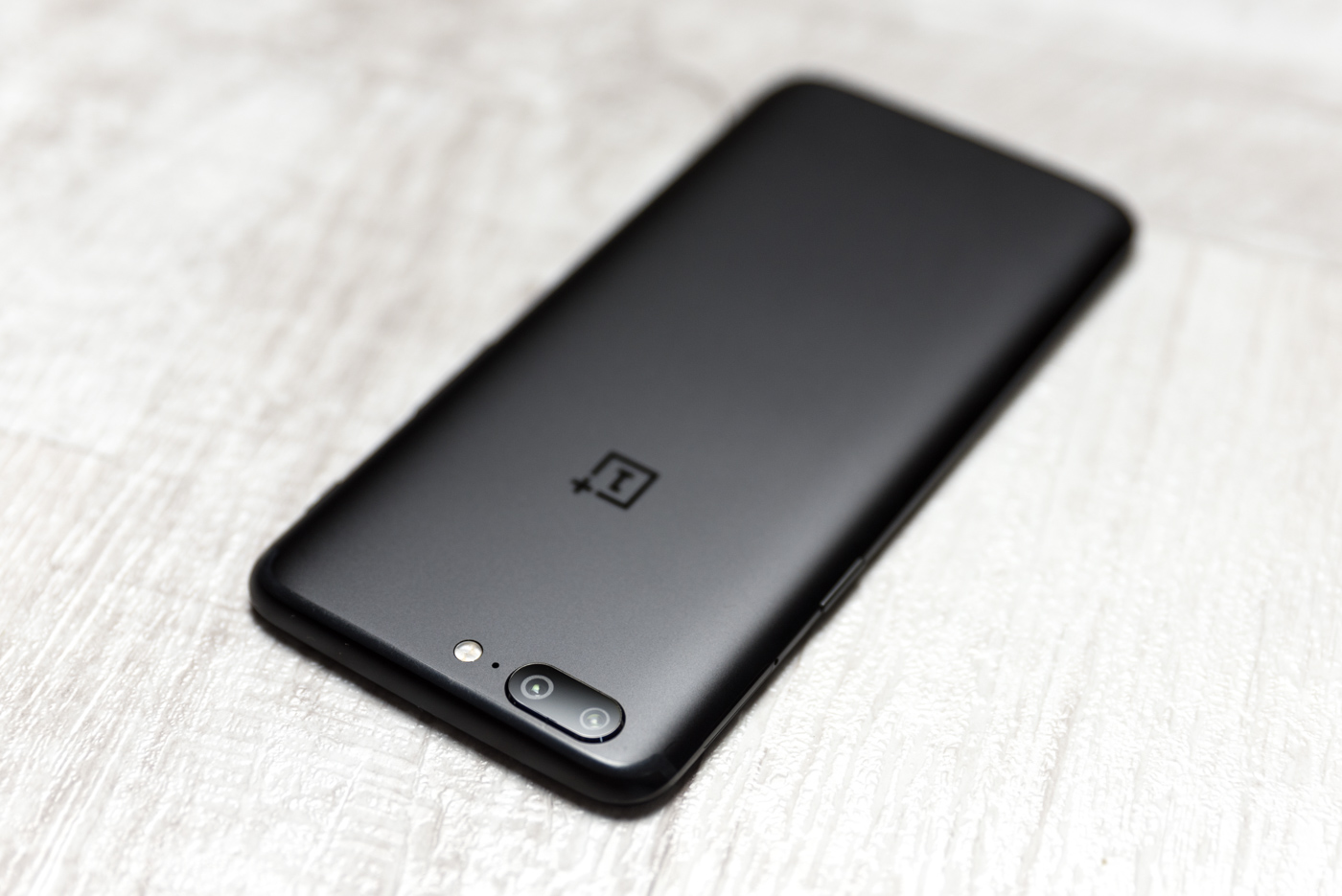 Ile RAM w smartfonie? Pojedynek 6 GB vs 8 GB