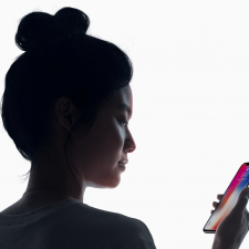Face ID zablokuje iPhone'a X przed obcymi, ale nie przed rodziną