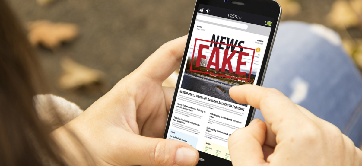 Fake news trafia do słownika